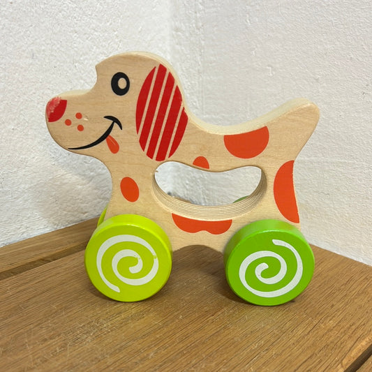 Babyspielzeug: Kleiner Holz Hund auf Rädern